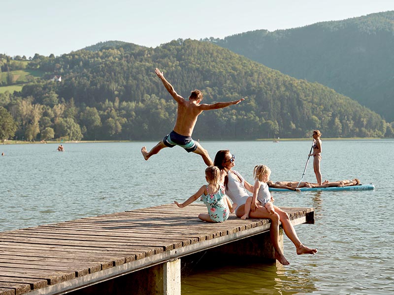 Familie sitzt am Steg vom Stubenbergsee © Oststeiermark Tourismus | Markus Lang-Bichl 